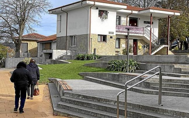 En la actualidad unas escaleras dan acceso al ayuntamiento de Morga. | FOTO: I. F.