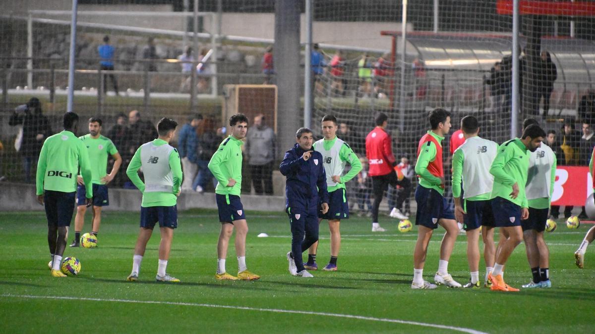 Ernesto Valverde da órdenes a sus futbolistas en un instante del entrenamiento vespertino de este lunes en Lezama.
