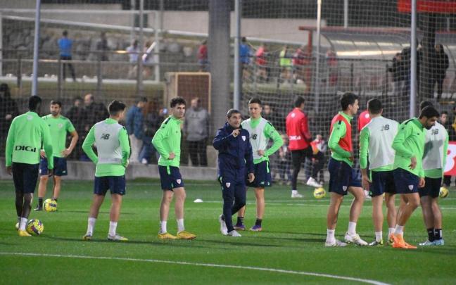 Ernesto Valverde da órdenes a sus futbolistas en un instante del entrenamiento vespertino de este lunes en Lezama.