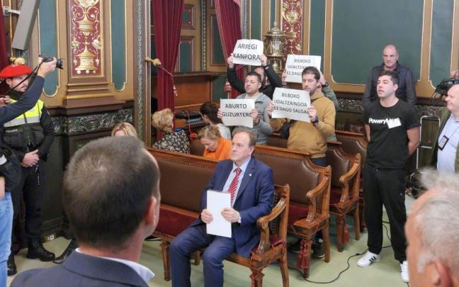 Agentes de la policía municipal protestan en el pleno del Ayuntamiento de Bilbao