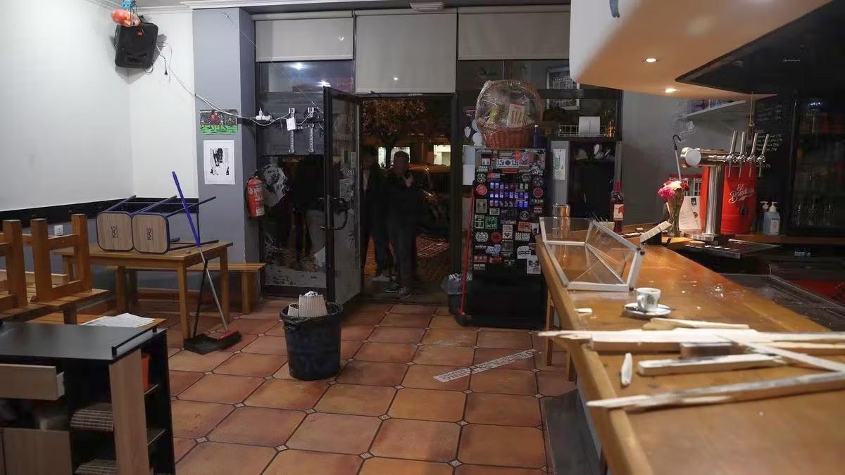 Ultras del Barça destrozan el bar en el que se junta Indar Gorri y dejan tres heridos