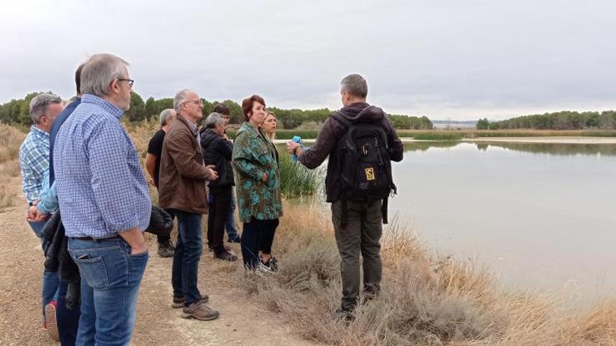 Representantes de la Comisión de Desarrollo Rural y Medio Ambiente, en la visita a la laguna de Figarol.