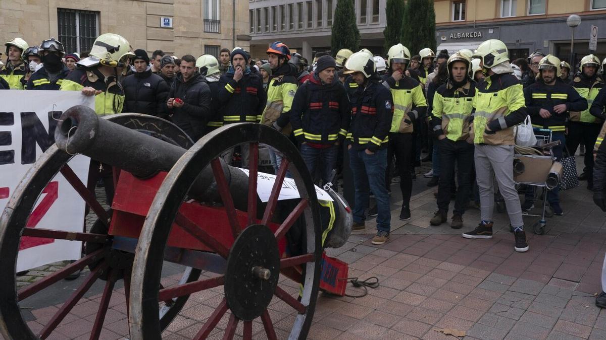 Concentración de protesta de los Bomberos frente a la Diputación alavesa