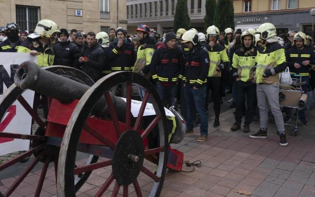 Concentración de protesta de los Bomberos frente a la Diputación alavesa