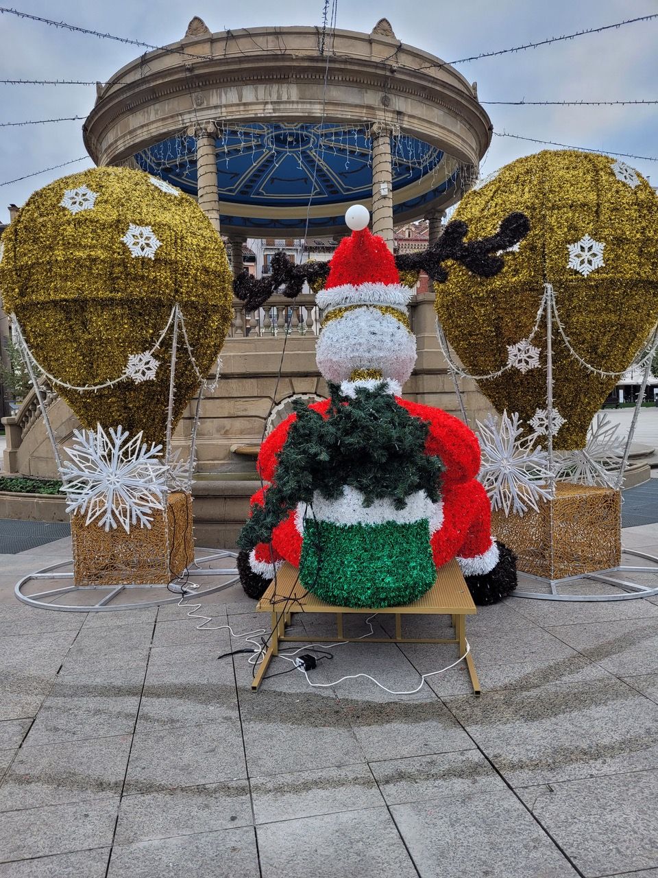 El reno papa noel, adorno de la Plaza del Castillo, de espaldas.