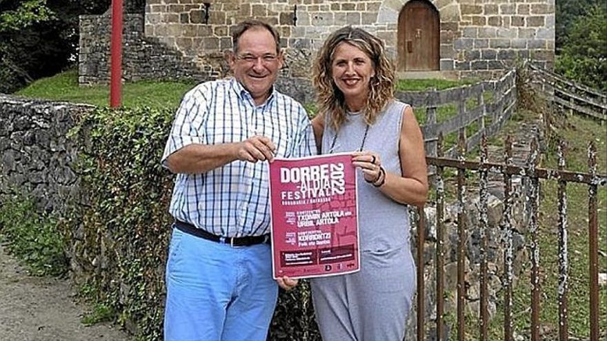 Eugenio Tamayo y Natalia Rekarte con el cartel.