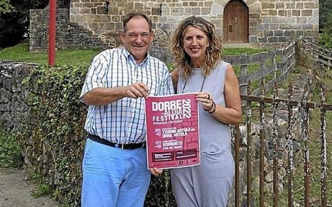 Eugenio Tamayo y Natalia Rekarte con el cartel. Eugenio Tamayo y Natalia Rekarte con el cartel.