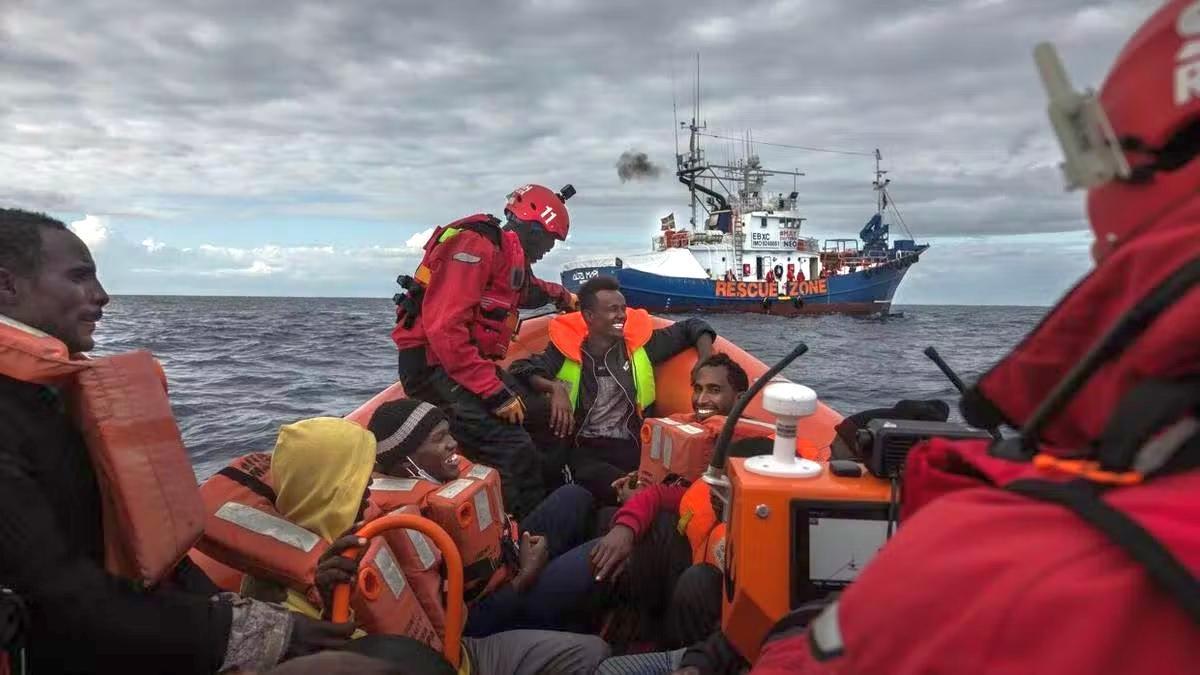 Gestos sonrientes de personas rescatadas durante la primera misión del 'Aita Mari', en noviembre de 2019.