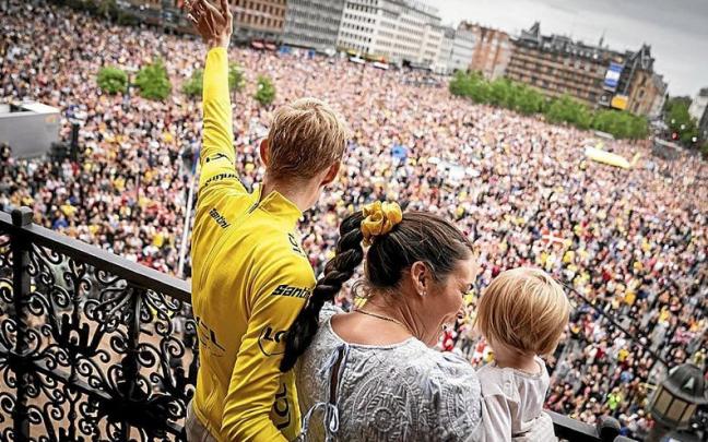 Vingegaard, junto a su mujer y su hija, saluda desde el balcón del Ayuntamiento de Copenhague. | FOTO: EFE Vingegaard, junto a su mujer y su hija, saluda desde el balcón del Ayuntamiento de Copenhague. | FOTO: EFE