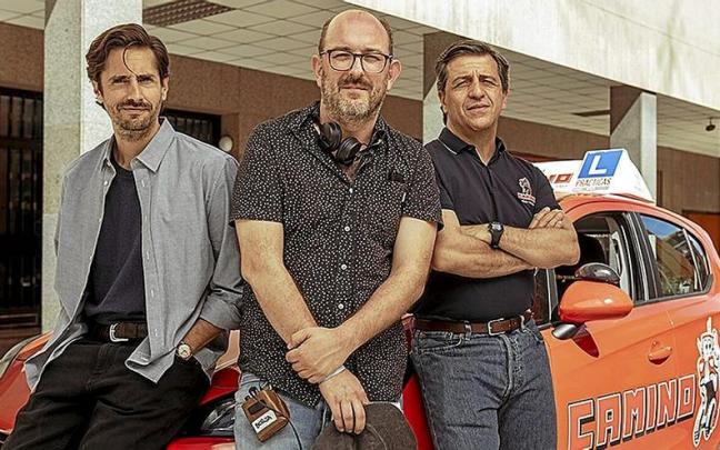 Juan Diego Botto, Borja Cobeaga y David Lorente, en el rodaje de &lsquo;No me gusta conducir&rsquo;. | FOTO: TNT
