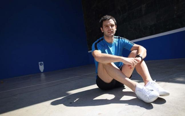 Danel Elezkano posa en el frontón de Dima. Danel Elezkano posa en el frontón de Dima.