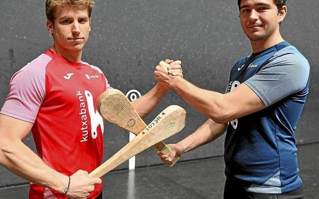 Dan Necol y Rom&aacute;n Maldonado, rivales el s&aacute;bado en la final, posan en el front&oacute;n Bizkaia de Bilbao. | FOTO: O. GONZ&Aacute;LEZ