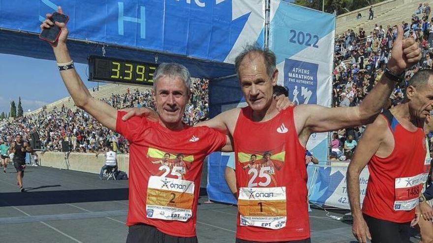 Martín Fiz y Abel Antón posan tras cruzar la línea de meta del maratón de Atenas en el estadio Panathinaikó