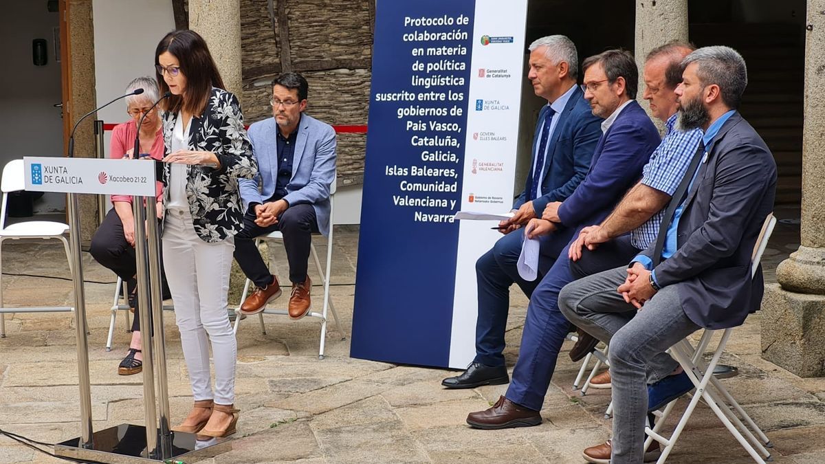 El grupo de representantes, durante la rueda de prensa posterior.