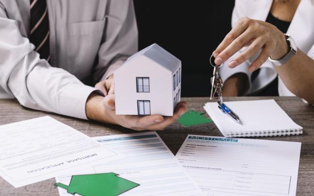 A la hora de comprar un inmueble es común solicitar una hipoteca. A la hora de comprar un inmueble es común solicitar una hipoteca.
