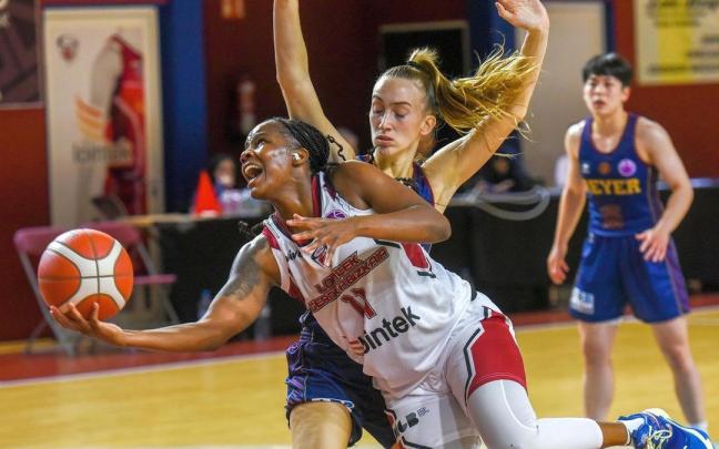 Brooque Williams trata de anotar en posición forzada ayer en Maloste.