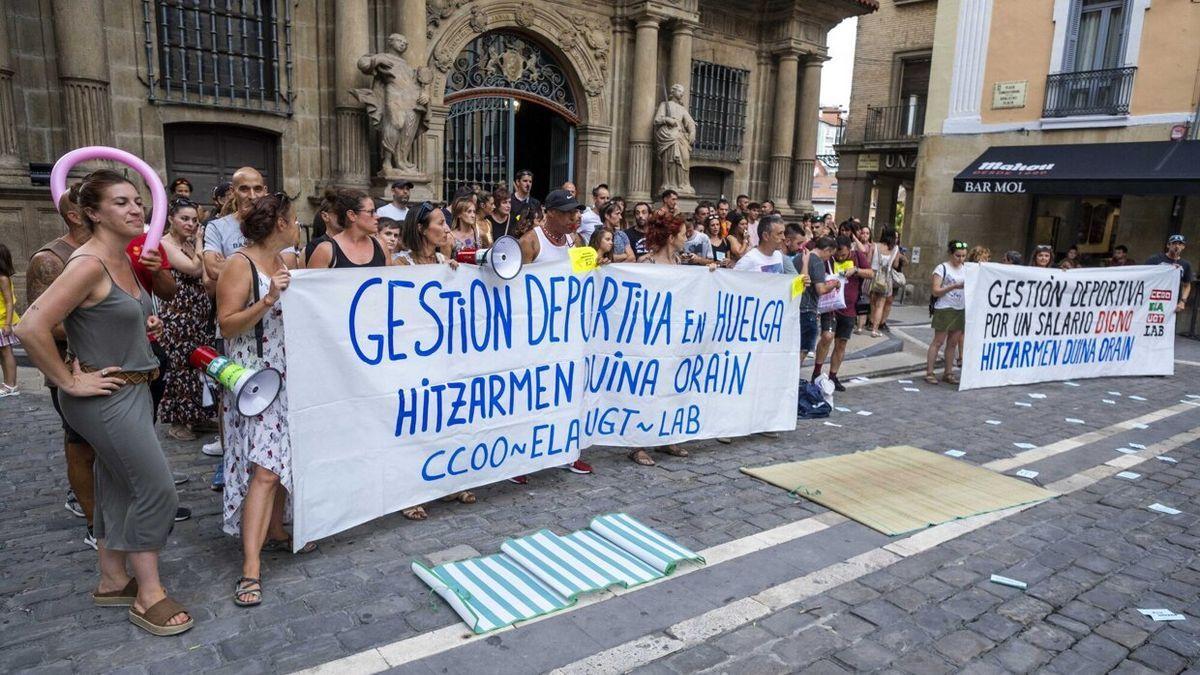 Protesta de empleados y empleadas de gestión deportiva este verano.