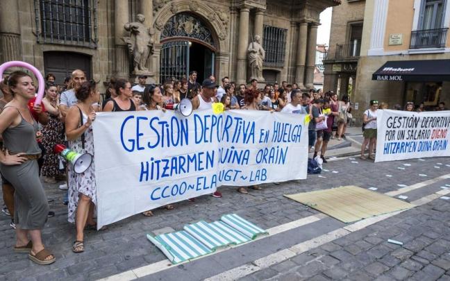Protesta de empleados y empleadas de gestión deportiva este verano. Protesta de empleados y empleadas de gestión deportiva este verano.