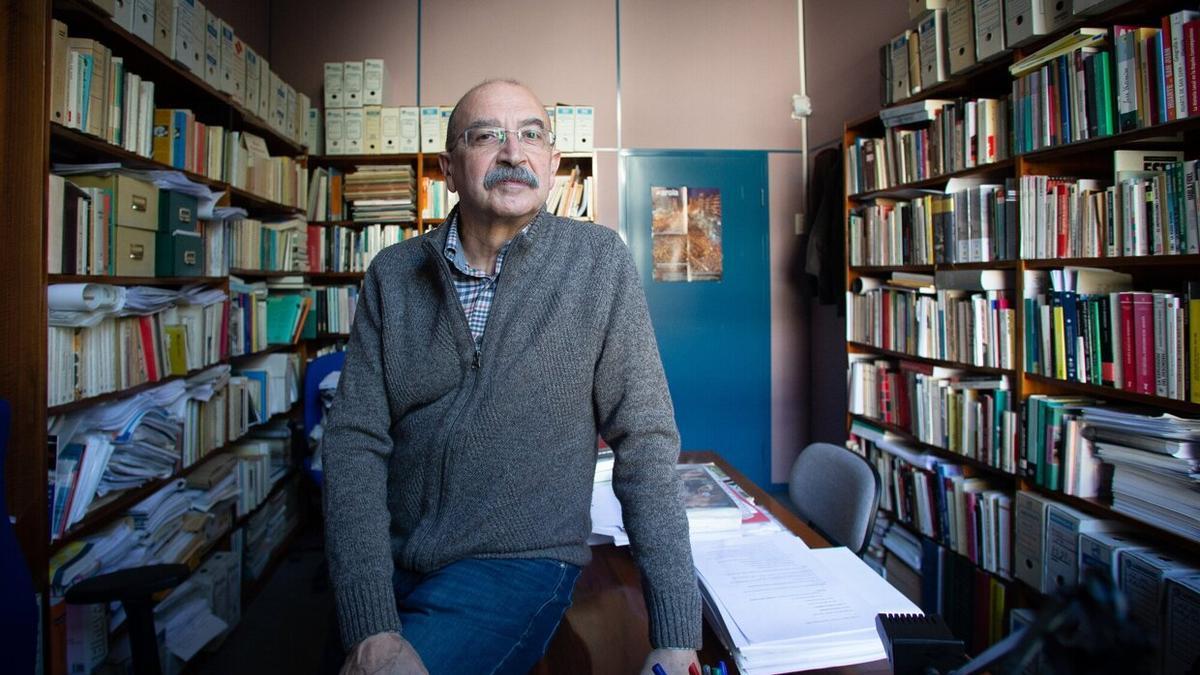 Emilio Majuelo, en su despacho de la UPNA; rodeado de libros.