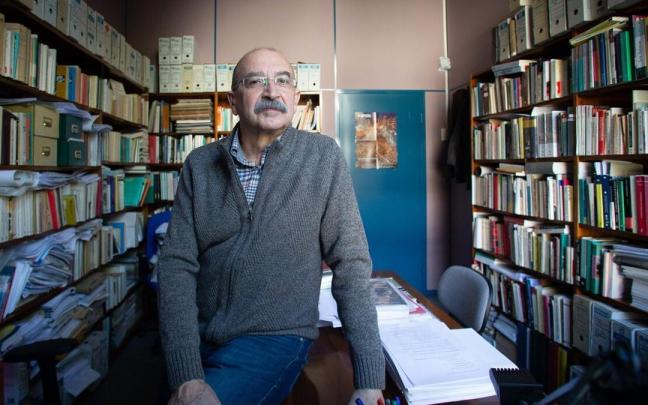 Emilio Majuelo, en su despacho de la UPNA; rodeado de libros. Emilio Majuelo, en su despacho de la UPNA; rodeado de libros.
