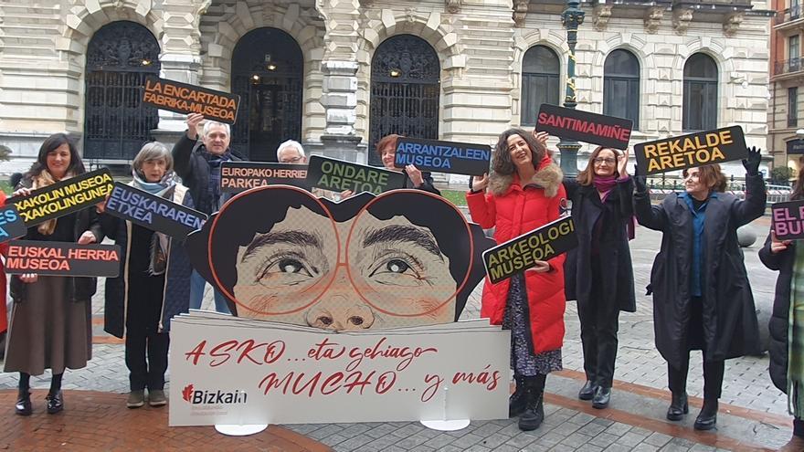 Lorea Bilbao, Asier Madarieta y Begoña de Ibarra, con las directoras y directores de las salas y museos forales.