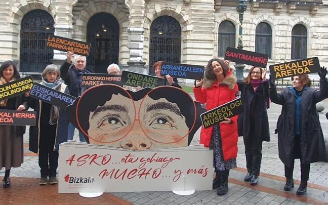 Lorea Bilbao, Asier Madarieta y Begoña de Ibarra, con las directoras y directores de las salas y museos forales.