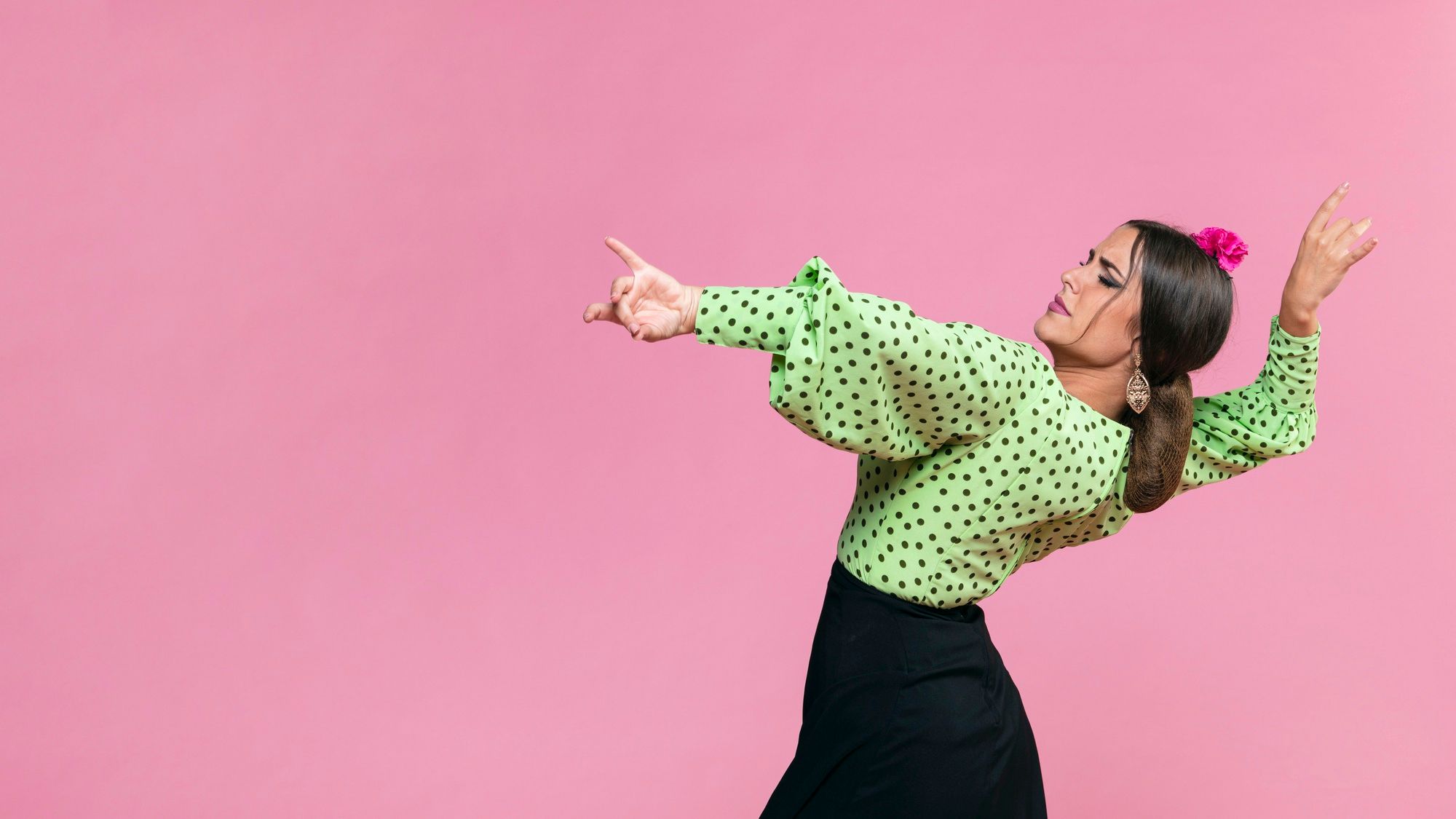 Una mujer baila flamenco.
