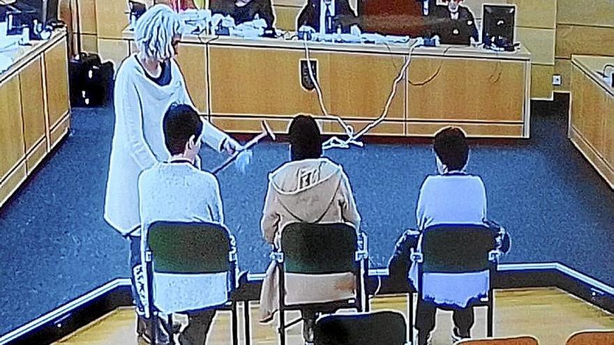 La víctima observa el bastón con el que sufrió la agresión.