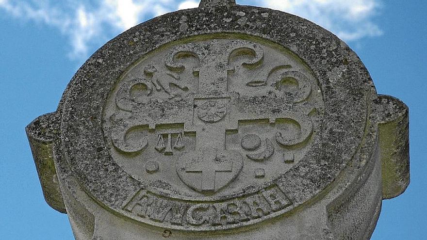 Estela de Irungaraia, otro ejemplo de arte funerario en el cementerio de Elizondo.