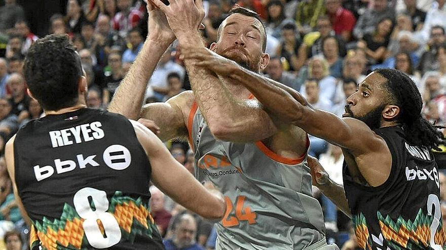 Costello, el gran pilar sobre el que el Baskonia sustentó el triunfo en Miribilla, recibe la falta de Adams en su intento de lanzar a canasta. | FOTO: JOSÉ MARI MARTÍNEZ