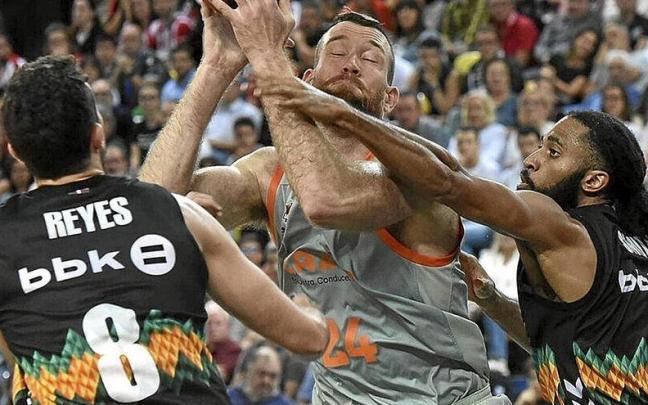 Costello, el gran pilar sobre el que el Baskonia sustent&oacute; el triunfo en Miribilla, recibe la falta de Adams en su intento de lanzar a canasta. | FOTO: JOS&Eacute; MARI MART&Iacute;NEZ