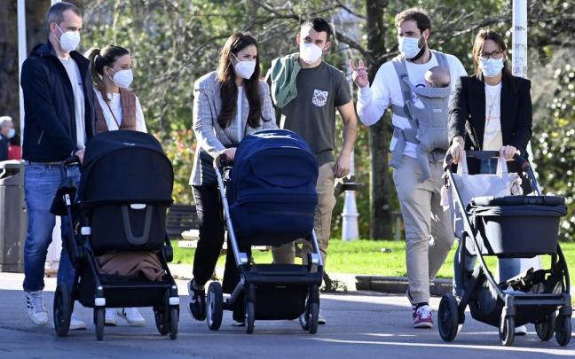 Varias familias paseando juntas con sus carritos de bebé en el Parque de Doña Casilda.