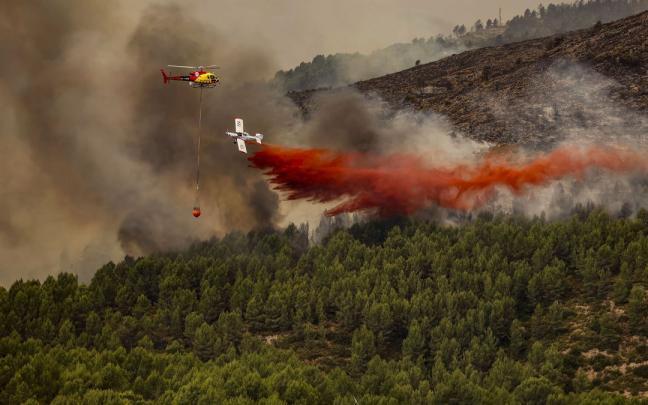 Un helicóptero trabaja en las labores de extinción del incendio declarado en Bejís. Un helicóptero trabaja en las labores de extinción del incendio declarado en Bejís.