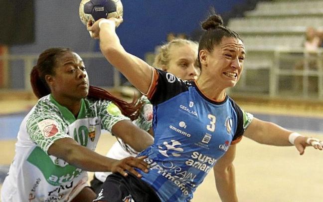 Esther Arrojeria, que anotó siete goles ante el Grafometal, en el encuentro disputado en Donostia frente al Elche. | FOTO: JAVI COLMENERO