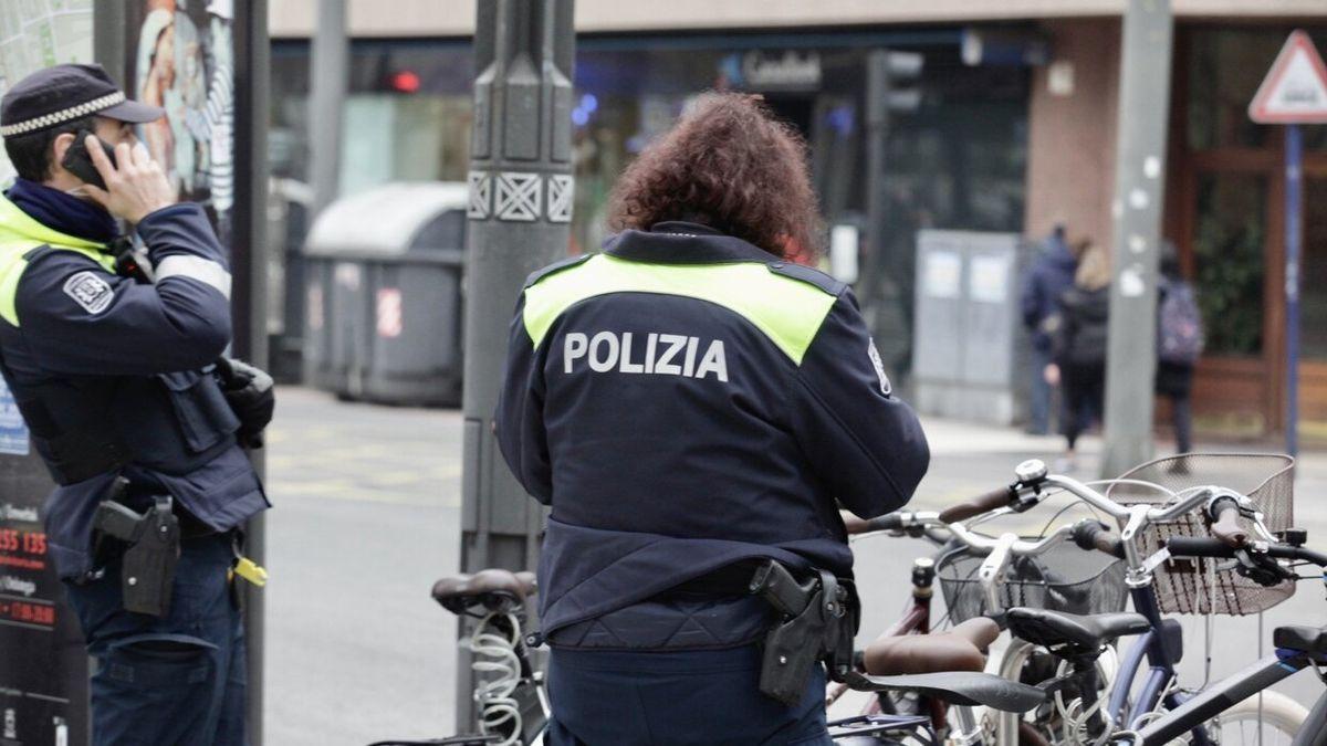 Agentes de la Policía Municipal patrullando en Vitoria