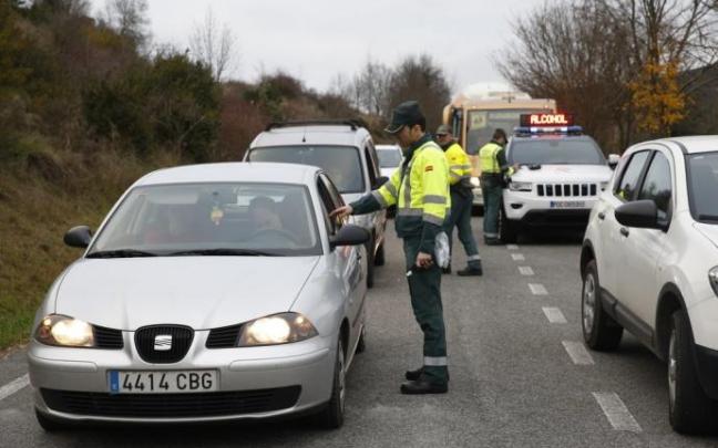 Agentes de la Guardia Civil realizando un control de alcohol y drogas. Agentes de la Guardia Civil realizando un control de alcohol y drogas.