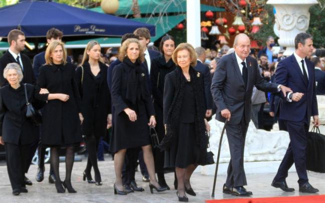 El funeral de Constantino de Grecia en Atenas reúne a la familia real española El funeral de Constantino de Grecia en Atenas reúne a la familia real española