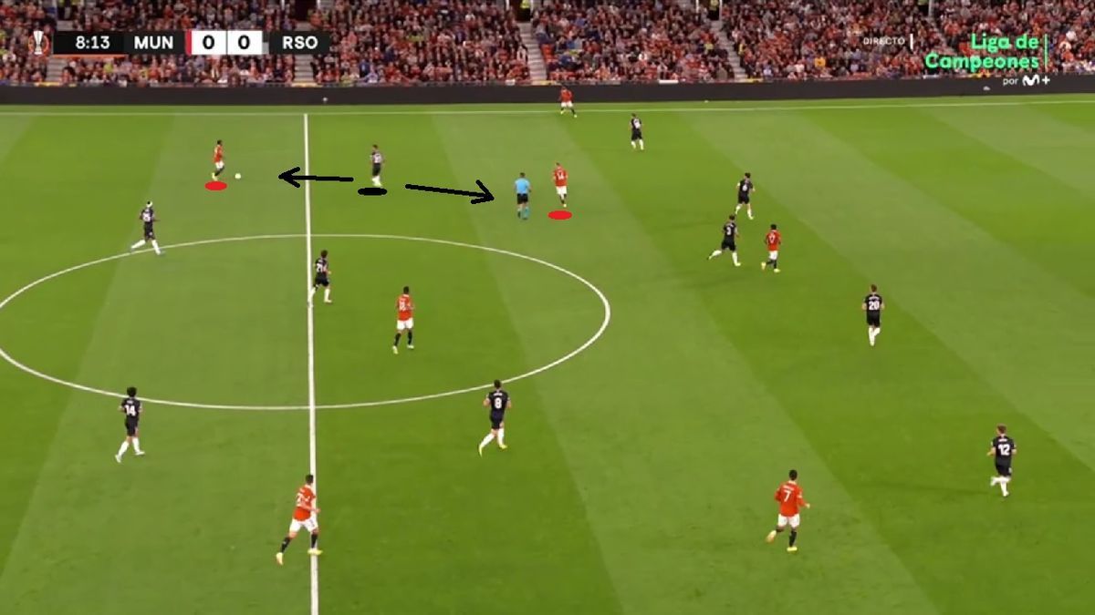 Y fue igualmente importante el papel complicado que le tocó jugar a Brais. Él no podía salir a su lateral tan despreocupado como lo hacía Merino. En el costado del gallego se movía Eriksen... y había que tapar las líneas de pase al danés. Estuvieron muy bien los dos interiores de la Real. El 8, en las ayudas a Aihen ante Antony. Y el 23, dificultando la participación de Eriksen.