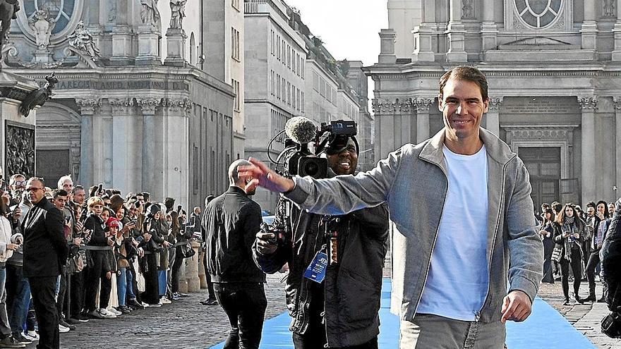 Rafa Nadal saluda a los aficionados reunidos en la Galleria d’Italia de Turín para la presentación de las Finales ATP.