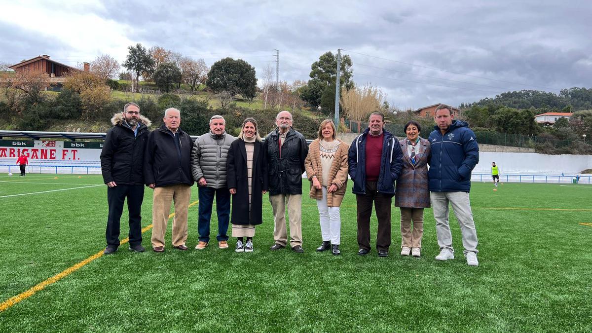 Responsables municipales y del club de fútbol local, ayer durante el estreno de las nuevas instalaciones.