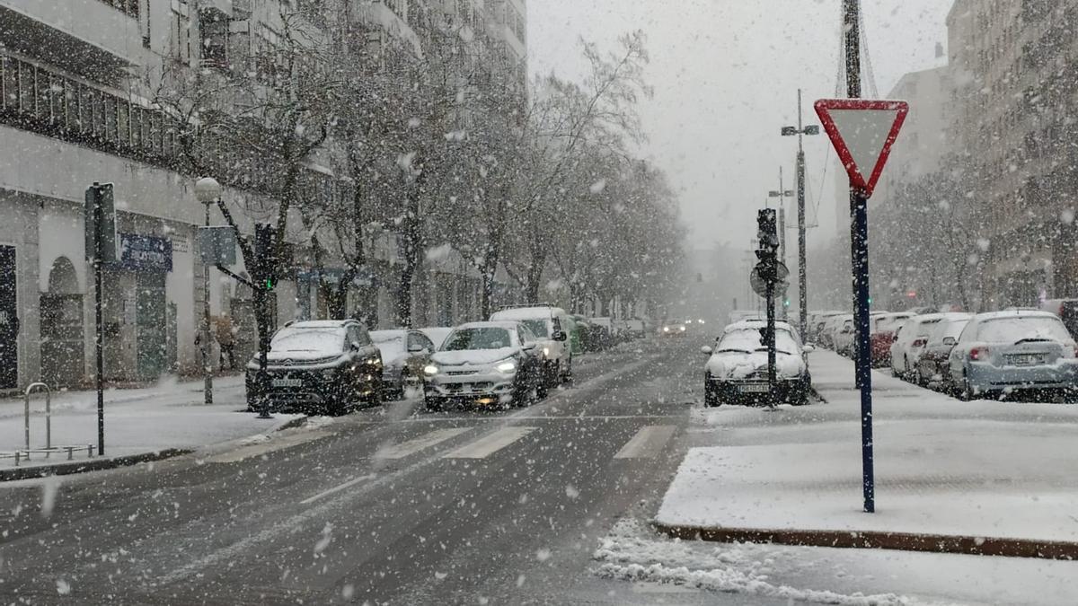 La nieve vuelve ha vuelto a caer con fuerza esta tarde en Vitoria