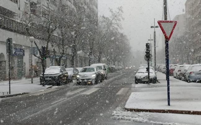 La nieve vuelve ha vuelto a caer con fuerza esta tarde en Vitoria