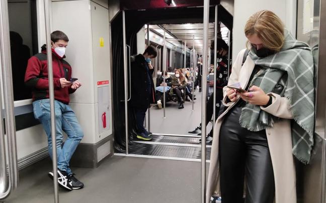 Varios pasajeros viajan en una unidad del metro