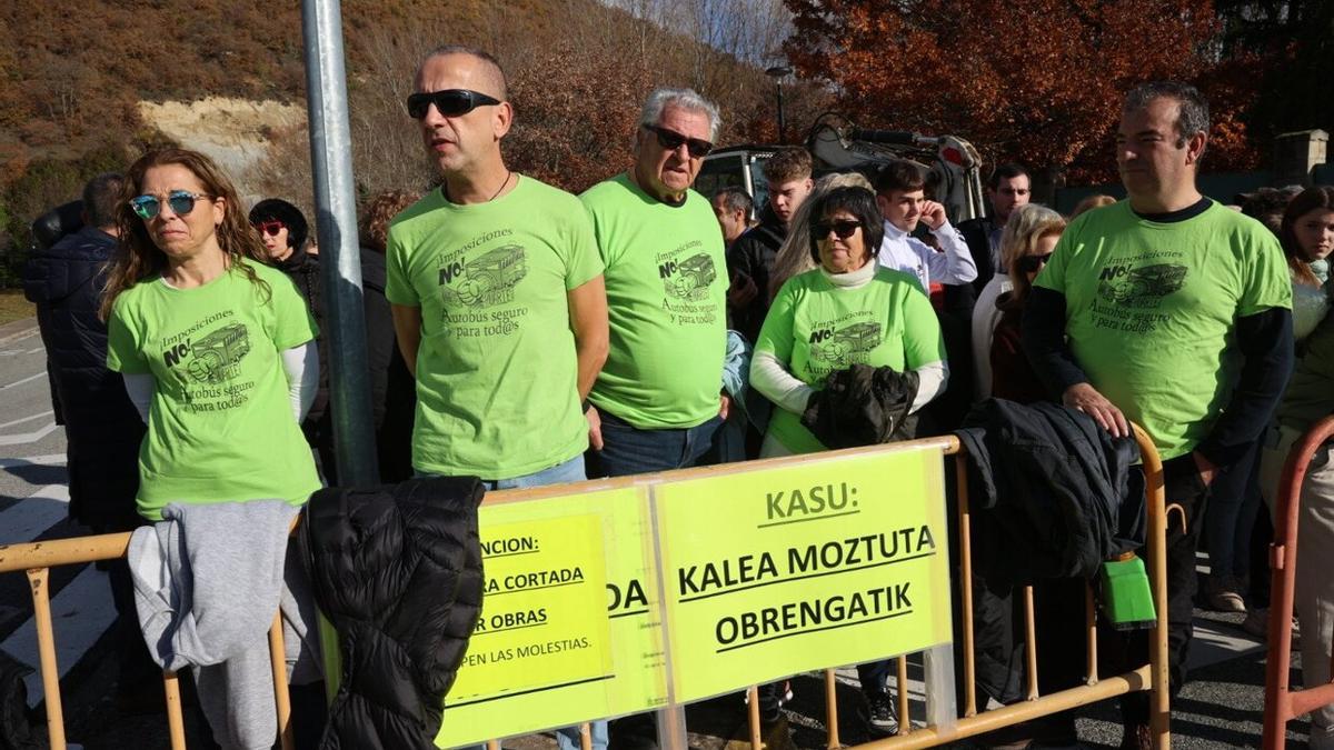 "Autobús seguro y para todos", reclaman las camisetas de los manifestantes.