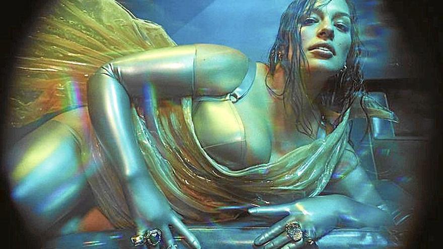 La modelo Ashley Graham, fotografiada para el nuevo calendario Pirelli.