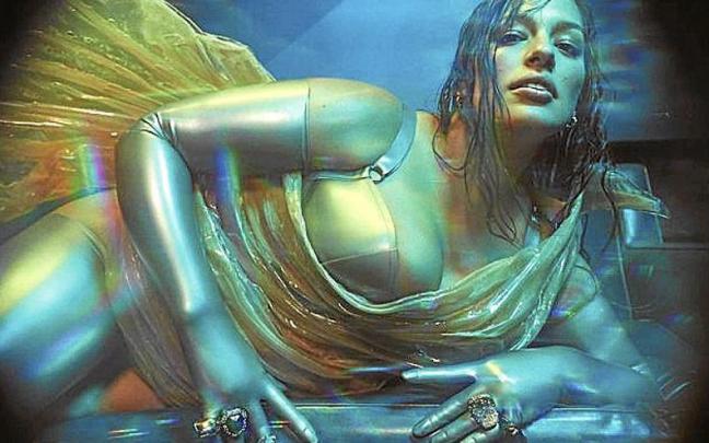 La modelo Ashley Graham, fotografiada para el nuevo calendario Pirelli.