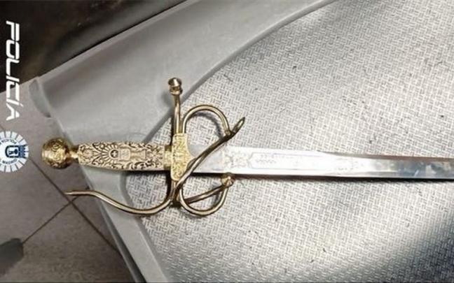 Amenaza a trabajadores del aeropuerto de Barajas con una espada de comuni&oacute;n