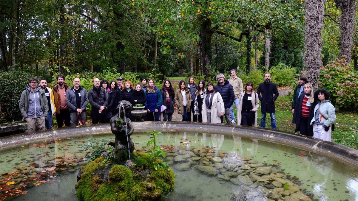 Las y los participantes en La Residencia Navarra, junto a Sara Sevilla, Joaquím Calderón y otros profesional del sector, posan en el Señorío de Bertiz.