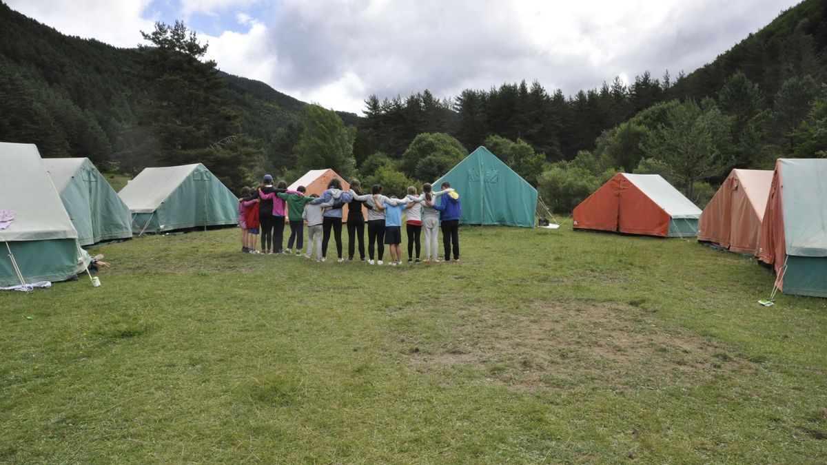 Varios jóvenes en una de las acampadas permitidas este verano.