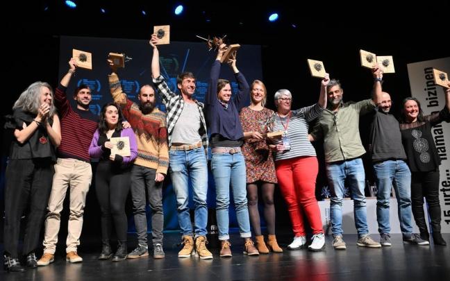 Los ganadores celebran su triunfo sobre el escenario de la Sala BBK.